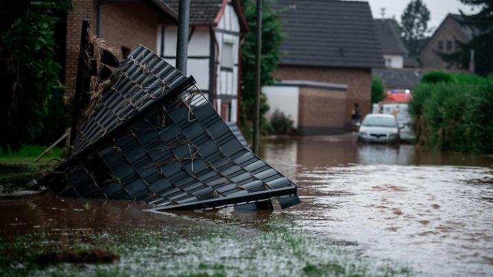 15.07.2021, Nordrhein-Westfalen, Heimerzheim: Ein Gartenzaun liegt im Wasser in Heimerzheim. Die Brauchwasser-Talsperre, deren Damm tiefe Furchen aufweist, ist am Donnerstag von einem Sachverständigen als «sehr instabil» eingestuft worden. Aus Sicherheitsgründen werden mehrere Ortschaften evakuiert. Nach Angaben des Landrat des Kreises Euskirchen waren davon 4500 Einwohner betroffen. Foto: Fabian Strauch/dpa +++ dpa-Bildfunk +++