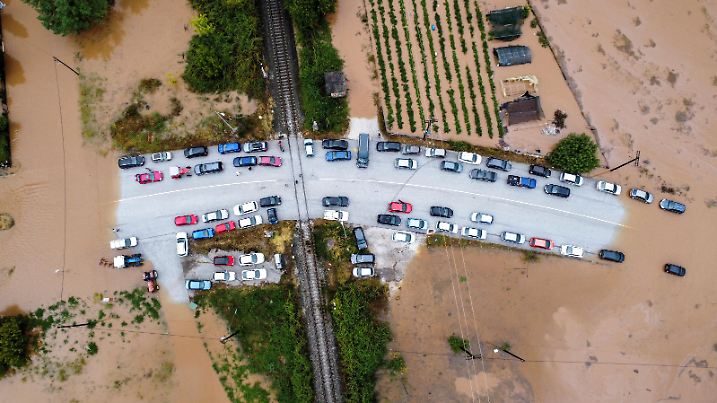 An aerial view of cars stuck on a bridge surrounded by flood waters, as storm Daniel hits central Greece, in the village of Flamouli, near Trikala, Greece, September 7, 2023. REUTERS/Stergios Spiropoulos NO RESALES. NO ARCHIVES.     TPX IMAGES OF THE DAY