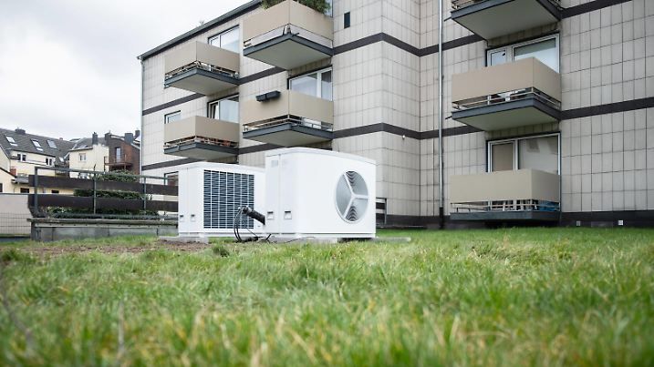 Zwei Wärmepumpen auf einer Wiese eines Merhfamiliebhaus in Düsseldorf, NRW, Deutschland Düsseldorf Nordrhein-Westfalen Deutschland *** Two heat pumps on a meadow of a Merhfamiliebhaus in Düsseldorf, NRW, Germany Düsseldorf North Rhine Westphalia Germany