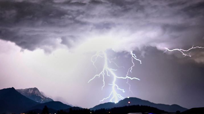 25.08.2023 Blitze Gewitter Unwetter Wolken während historische Fassaden in der Fußgängerzone in bunten Farben erstrahlen zur Veranstaltung Berchtesgaden leuchtet Berchtesgaden Bayern Deutschland *** 25 08 2023 lightning thunderstorm storm clouds while historic facades in the pedestrian zone shine in bright colors for the event Berchtesgaden leuchtet Berchtesgaden Bavaria Germany