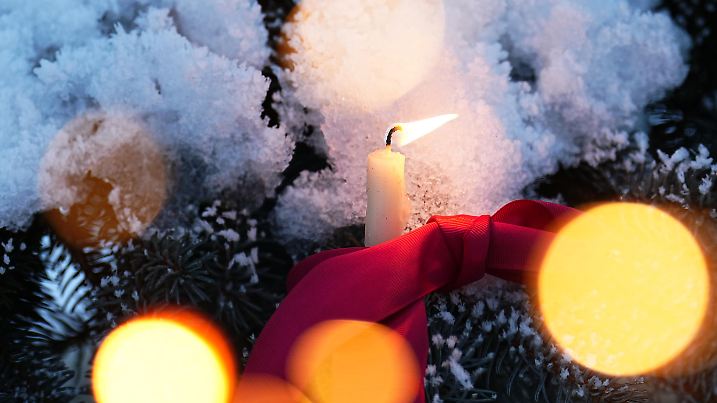 ABD0021_20211224 - KLAGENFURT - ÖSTERREICH: ++ THEMENBILD ++ Illustration zum Thema ?Wetter / Weisse Weihnachten / Schnee? - Eine Christbaumkerze an einem Baum mit Raureif und Schnee am Freitag, 24. Dezember 2021, in Klagenfurt. - FOTO: APA/BARBARA GINDL - 20211224_PD2187