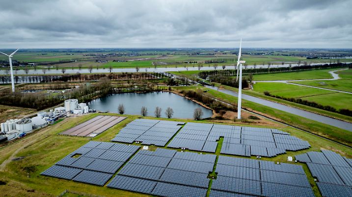WAALWIJk - Drone photo of a solar park with solar panels and wind turbines in the natural landscape with power pylons in the foreground. Robin Utrecht
/ 040224