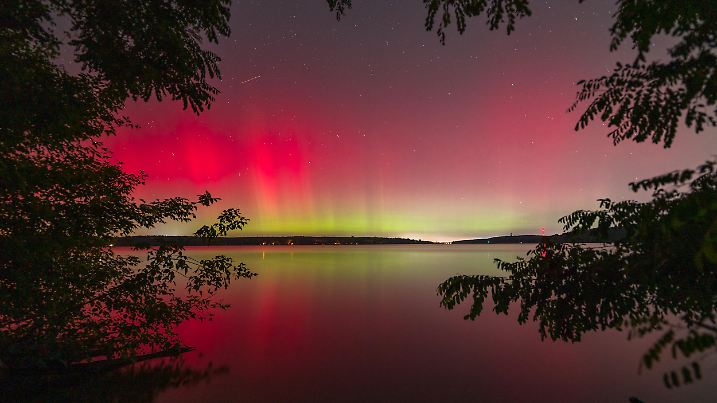 Polarlichter erleuchten den Nachthimmel über Berlin
