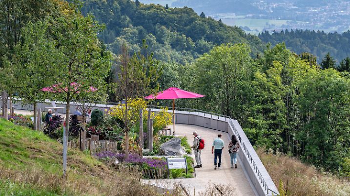 PRODUKTION - 30.09.2023, Bayern, Freyung: Das Gelände der Landesgartenschau vor der Landschaft des Bayerischen Waldes. Die Veranstaltung unter dem Motto «Wald.Weite.Wunderbar» schließt am 3. Oktober. Foto: Armin Weigel/dpa +++ dpa-Bildfunk +++