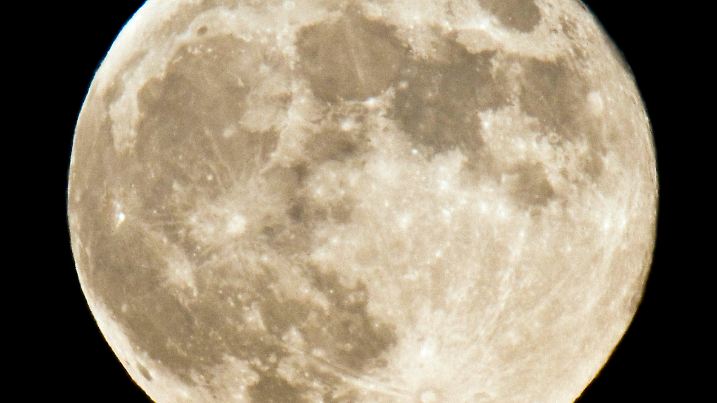 ARCHIV - Winzig wirkt das Verkehrsflugzeug (oben im Bild), das am 26.06.2010 am nächtlichen Himmel über Frankfurt am Main am Vollmond vorbei fliegt. Der Erdtrabant zeigte sich an diesem Tag am wolkenlosen Himmel in seiner ganzten Größe. Der Radius des Mondes ist in den vergangenen eine Milliarde Jahren um etwa 100 Meter geschrumpft. Das sei vermutlich auf die generelle Abkühlung des Erdtrabanten zurückzuführen, berichtet ein internationales Forscherteam im US-Fachjournal «Science». Das Team wertete mehrere tausend Fotos von der Mondoberfläche aus und konnte so Spuren des Schrumpfvorgangs auf der Mondkruste entdecken. An dem Projekt waren auch zwei Wissenschaftler aus Münster beteiligt. Foto: Frank Rumpenhorst dpa/lhe  +++(c) dpa - Bildfunk+++