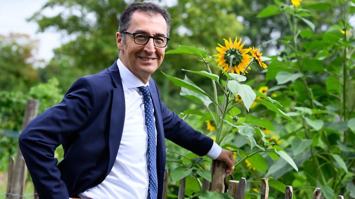 28.08.2023, Berlin: Cem Özdemir (Bündnis 90/Die Grünen), Bundesminister für Ernährung und Landwirtschaft, steht nach der Pressekonferenz zum amtlichem Erntebericht 2023 auf dem Gelände der Domäne Dahlem vor Sonnenblumen. Die festgestellten Ergebnisse basieren auf tatsächlich ermittelten Ernteergebnissen von bis zu 10.000 Feldern im gesamten Bundesgebiet. Dadurch ergibt sich ein repräsentatives Bild über die Ernte in den Bundesländern und für Deutschland insgesamt. Foto: Bernd von Jutrczenka/dpa +++ dpa-Bildfunk +++