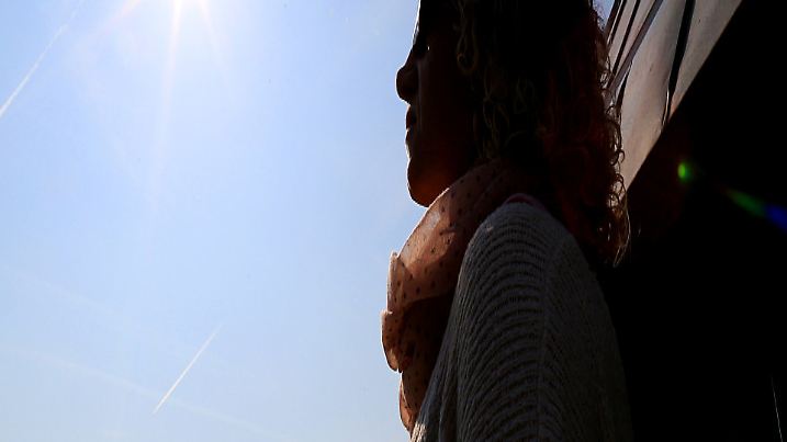 Kirsten vom Planetarium in Bochum testet am 18.03.2015 in Bochum (Nordrhein-Westfalen) eine Spezialbrille für die Beobachtung der Sonne. Am 20. März ist in Europa eine partielle Sonnenfinsternis zu beobachten. Foto: Marcel Kusch/dpa +++(c) dpa - Bildfunk+++