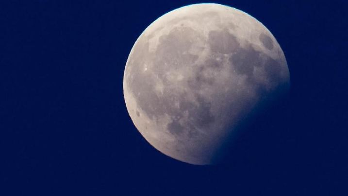 Mond mit partieller Finsternis