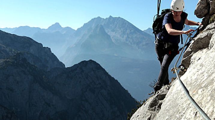 Eine Bergsteigerin durchsteigt am Mittwoch (09.11.2011) bei strahlendem Sonnenschein und Temperaturen um 15 Grad Celsius den Mandlgrat-Klettersteig im Berchtesgadener Land. im Hintergrund der Watzmann mit der 2000 Meter hohen Ostwand. Nach Angaben der Meteorologen soll das milde Wetter mit Sonnenschein im Süden Deutschlands auch noch am kommenden Wochenende wetterbestimmend sein. Foto: Wolfgang Kumm dpa/lby  +++(c) dpa - Bildfunk+++
