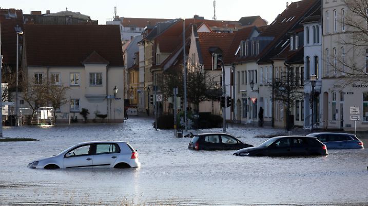 02.01.2019, Mecklenburg-Vorpommern, Wismar: Nach einer Sturmflut stehen am Hafen Autos im Wasser. Foto: Bernd Wüstneck/dpa +++ dpa-Bildfunk +++