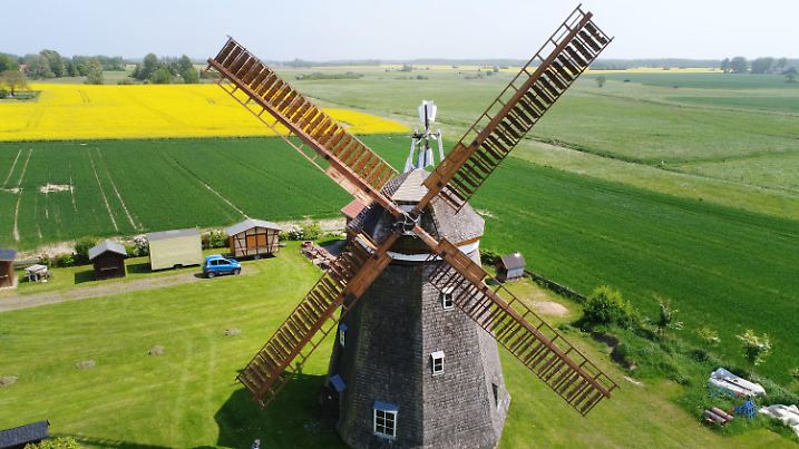 17.05.2018, Mecklenburg-Vorpommern, Steinhagen: In dieser 1752 im Landkreis Vorpommern-Rügen erbauten Erdholländer-Windmühle wurde noch bis zum Jahre 1960 Getreide gemahlen (Luftaufnahme mit einer Drohne). In Mecklenburg-Vorpommern öffnen am Pfingstmontag, dem Deutschen Mühlentag, 16 Wind-, Wasser-und Motormühlen ihre Türen, lassen die Flügel oder Wasserräder drehen, bringen Motoren auf Touren und laden Gäste zu Führungen und Festen ein. Foto: Stefan Sauer/dpa +++ dpa-Bildfunk +++