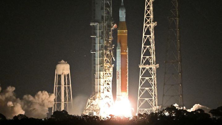 FILE PHOTO: NASA's next-generation moon rocket, the Space Launch System (SLS) rocket with the Orion crew capsule, lifts off from launch complex 39-B on the unmanned Artemis I mission to the moon at Cape Canaveral, Florida, U.S. November 16, 2022. REUTERS/Steve Nesius/File Photo
