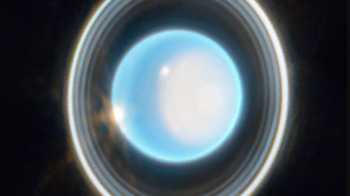 Der Planet Uranus, ins Deutsche übersetzt heißt das Himmel(-sgott), ist mit einer durchschnittlichen Sonnenentfernung von 2,9 Milliarden Kilometern der siebte Planet in unserem Sonnensystem und wird zu den Eisriesen gerechnet