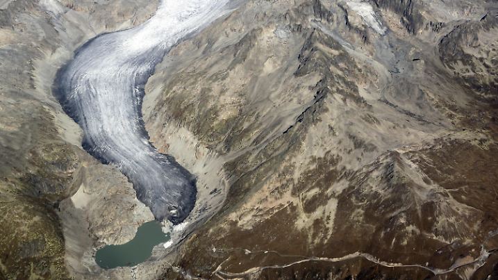 07.10.2023, Schweiz, Furkapass: Diese Luftaufnahme zeigt den Rhonegletscher und der Furkapass. Foto: Peter Klaunzer/KEYSTONE/dpa +++ dpa-Bildfunk +++