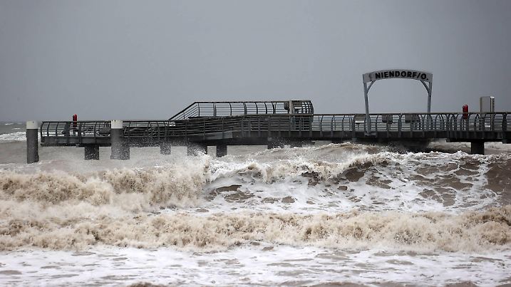 Reisen, Tourismus, urlaub, Ferien, Ostsee, Luebecker Bucht, Wetter, Hochwasser Impressionen Sturmflut, Hochwasser in Niendorf, Blick auf die Seebruecke Timmendorfer Strand *** Travel, tourism, vacation, vacations, Baltic Sea, Luebecker Bucht, weather, high tide impressions storm surge, high tide in Niendorf, view of the sea bridge Timmendorfer Strand