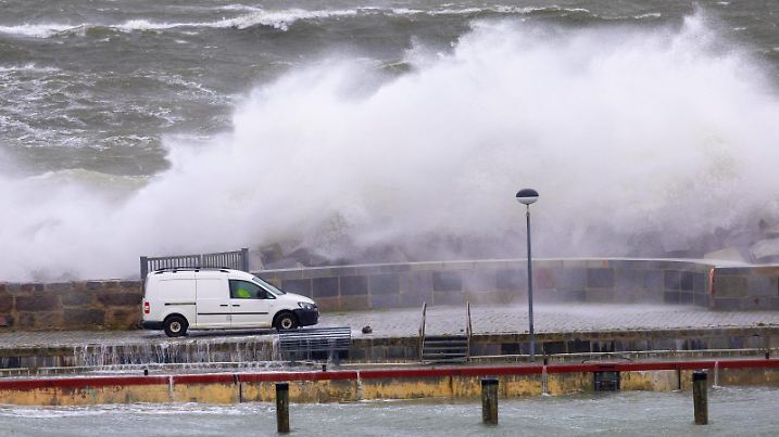 Sturm auf Ruegen Ein Auto faehrt ueber die Mole in Sassnitz Landkreis Vorpommern-Ruegen. Der Sturm trifft mit Orkanstaerke auf die Ostkueste der Insel Ruegen. Sassnitz Mecklenburg-Vorpommern Deutschland *** Storm on Ruegen A car drives over the pier in Sassnitz County Western Pomerania Ruegen The storm hits the east coast of the island of Ruegen with hurricane force Sassnitz Mecklenburg Western Pomerania Germany