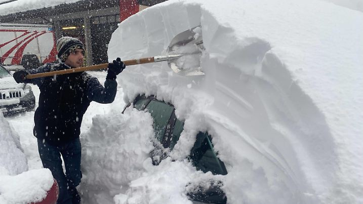 201206 Schneechaos. Die Alpen versinken im Schnee. Neben Corona nun auch Schneemassen. Vor allem Osttirol hat mit den Schneemassen zu kämpfen. Zahlreiche Straßen sind gesperrt. In Silian müssen Anwohner ihre Dächer von der Schneelast befreien, sie drohen sonst zusammen zu brechen on tape. Die ÖBB versuchte am NachHeftige Unwetter halten seit über 24 Stunden in weite Teile Südtirols aktuell an. Dabei können die Kontraste nicht größer sein. Um Lienz kämpfen die Menschen gegen Überflutungen. Der Schnee verstopft sämtliche Gullys, das Wasser kann nicht abfließen. Etwas höher sind enorme Schneemengen gefallen. Um Silian sind über 1,5 Meter Neuschnee gefallen. Menschen müssen ihre Dächer freischaufeln, schwere Technik weg von