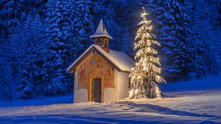 Beleuchteter Christbaum vor einer Kapelle im Winter, Bayern, Oberbayern, Deutschland, Europa Beleuchteter Weihnachtsbaum mit Kapelle bei Nacht, Winterlandschaft, Bayern, Deutschland *** Illuminated Christmas tree in front of a chapel in winter, Bavaria, Upper Bavaria, Germany, Europe Illuminated Christmas tree with chapel at night, winter landscape, Bavaria, Germany