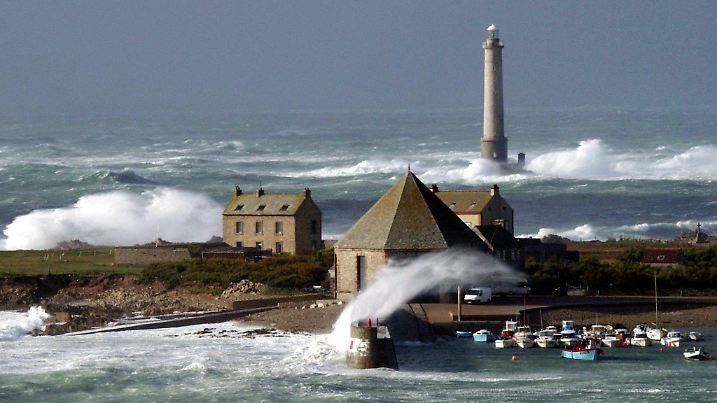 Hohe Wellen schlagen am 27.10.2002 über die Ufer und Kaimauern der nordwestfranzösischen Hafenstadt Auderville nahe Cherbourg. Dort peitschte ein Orkan mit Böen bis zu 130 km/h das Meer auf.