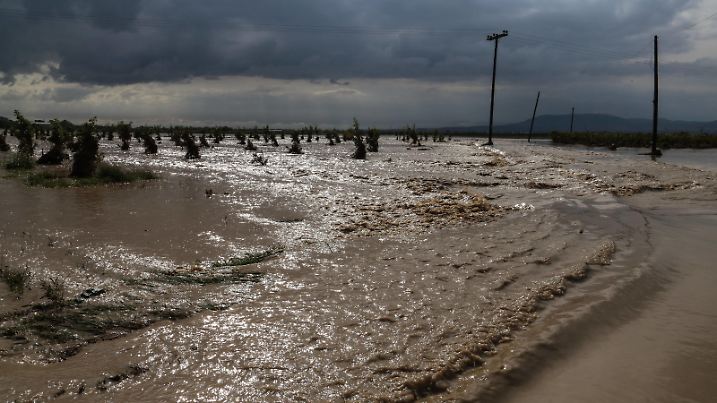 Griechenland - Thessalien, Überschwemmungen in der Präfektur Larissa durch das Unwetter Elias , Donnerstag, 28. September 2023. Momentaufnahme von der alten Nationalstraße Larissa  Volos. Unwetter Elias - Überschwemmungen in Larissa *** Greece Thessaly, flooding in the prefecture of Larissa due to storm Elias , Thursday, September 28, 2023 snapshot of the old national road Larissa - Volos storm Elias flooding in Larissa PUBLICATIONxNOTxINxGRE ANE5981898