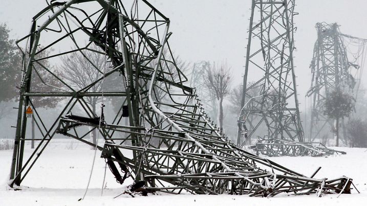 Umgeknickte Strommasten stehen am Montag (28.11.2005) auf einem Feld bei Laer in der Nähe von Münster. 50 Hochspannungsmasten im Münsterland waren nach starken Schneefällen eingeknickt oder nicht mehr funktionstüchtig. Nach den Rekord-Schneefällen am Wochenende in Teilen Nordrhein-Westfalens und Niedersachsens hat sich die Lage am Montagmorgen weiter entspannt. Nach Angaben der Bezirksregierung Münster sind noch rund 65 000 Menschen vom Stromausfall in der Region betroffen. Foto: Franz-Peter Tschauner dpa/lnw +++(c) dpa - Bildfunk+++