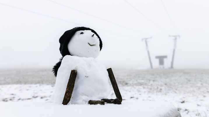 dpatopbilder - 03.11.2023, Baden-Württemberg, Feldberg: Ein kleiner Schneemann ist an einem Skilift auf dem Feldberg zu sehen. Auf dem Feldberg sind die ersten Schneeflocken in diesem Herbst gefallen. Laut Deutschem Wetterdienst (DWD) sanken die Temperaturen in der Hochlage des Schwarzwaldes auf minus zwei Grad Celsius. Der Schnee werde aber noch nicht liegen bleiben, sagte ein DWD-Meteorologe. Dafür sei der Boden noch nicht kalt genug. 
Ein erster Schneefall in Gipfellagen sei für diese Zeit nichts Ungewöhnliches, sagte der Sprecher. Foto: Silas Stein/dpa +++ dpa-Bildfunk +++