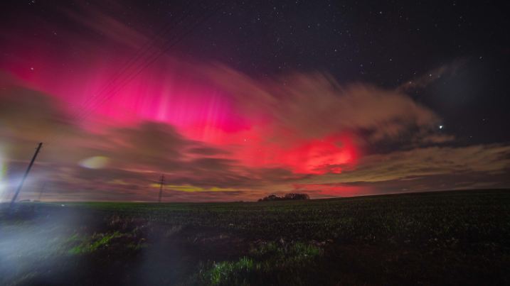 05.11.2023, Sachsen, Zwickau: Polarlichter sind am Sonntagabend nach Einbruch der Dunkelheit auch in Sachsen in der Region Zwickau zu sehen. Foto: EHL Media/Tim Meyer/dpa +++ dpa-Bildfunk +++