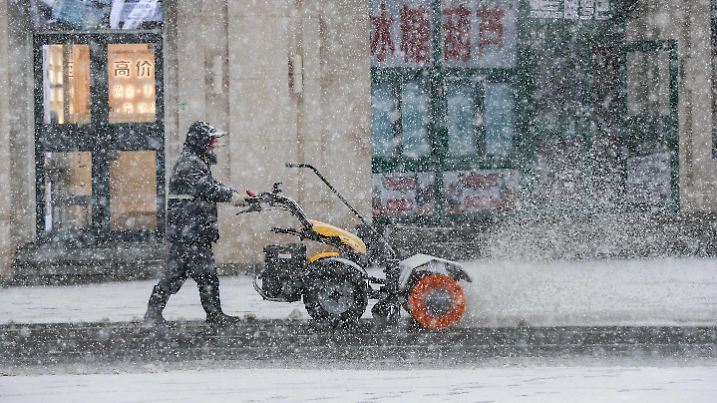06.11.2023, China, Shenyang: Ein Arbeiter räumt Schnee von einer Straße. In Nordchina und in der Mongolei hat ein heftiger Wintereinbruch mehrere Hirtinnen das Leben gekostet und Chaos im Verkehr verursacht. Foto: Long Lei/XinHua/dpa +++ dpa-Bildfunk +++
