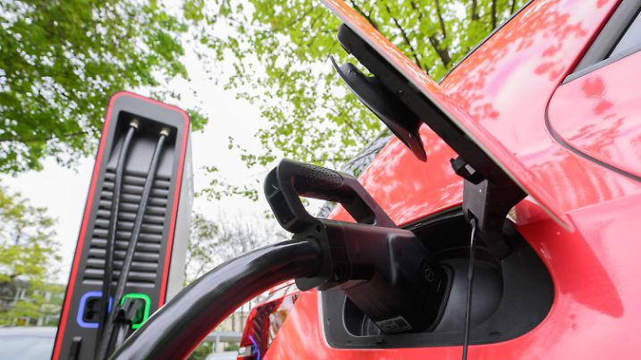 ARCHIV - 02.05.2022, Niedersachsen, Hannover: Ein Elektroauto lädt bei einem Pressetermin an einer neuen Schnellladesäule. Nach dem Auslaufen der staatlichen Förderung für gewerbliche Elektroautos ist die Zahl der neuzugelassenen Batteriefahrzeuge (BEV) im September deutlich zurückgegangen. (zu dpa «Deutlich weniger Elektro-Autos im September neuzugelassen») Foto: Julian Stratenschulte/dpa +++ dpa-Bildfunk +++