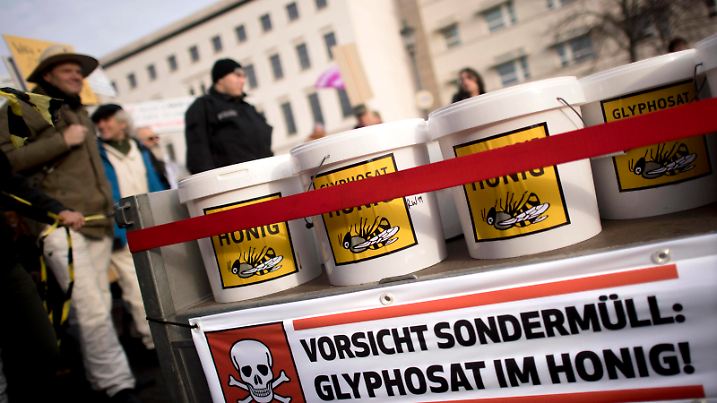 Agrar Demonstration - Wir Haben Es Satt DEU, Deutschland, Germany, Berlin, 18.01.2020l Demonstranten mit Honig verseucht von Glyphosat gegen Bayer bei der Demonstration Wir Haben Es Satt unter dem Motto Agrarwende Anpacken Bauernhoefe foerdern, Insekten schuetzen, das Klima retten gegen die Agrarindustrie im Regierungsviertel in Berlin. Bauern und Angestelle in der Landwirtschaft protestieren auf der Demonstration im Rahmen der Gruenen Woche. Die Landwirte protestieren fuer ein Verbot von Glyphosat, fuer eine oekologische Landwirtschaft, fuer Gutes Essen. Themen der Demo sind: gegen industrielle Tierfabriken, Industrialisierung der Landwirtschaft, gegen Dumping bei Tierexporten und Lebensmitteln, faire Preise fuer Agrarprodukte, Perspektive statt Agrarwende, Landwirtschaft ohne Ackergifte, fuer eine Agrarreform der EU, fuer Familienbetrie