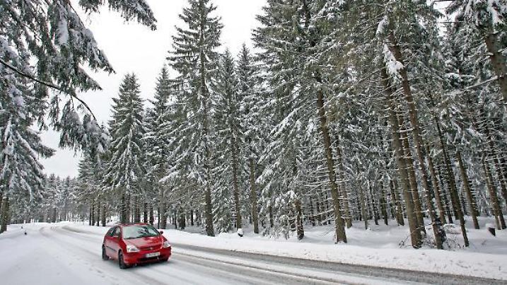 Verschneite Fahrbahnen behindern den Verkehr am Dienstag (25.03.2008) bei Oberhof im winterlichen Thüringer Wald. In der Nacht zum Mittwoch (26.03.2008) gehen besonders im Bergland noch einige Schneeschauer nieder. Die Tiefstwerte liegen zwischen -6 und -2 Grad. Auch in den kommenden Tagen bleibt es in den Höhenlagen noch weiß. Foto: Martin Schutt/lth +++(c) dpa - Report+++