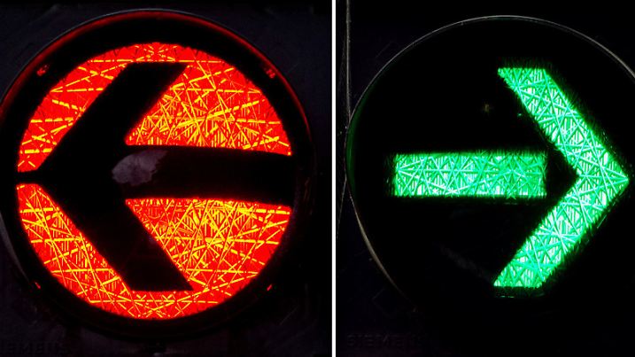 ARCHIV - ILLUSTRATION - Ein roter Richtungspfeil nach links und ein grüner nach rechts sind am 24.09.2013 an Ampeln in Hannover (Niedersachsen) zu sehen (Bildkombo). «Schwarz-Rot» oder «Schwarz-Grün»? Die CDU braucht nach ihrem Wahlsieg bei der Bundestagswahl einen Koalitionspartner. Foto: Julian Stratenschulte/dpa (Zu dpa Umfrage: "Die Grünen-Basis fremdelt mit Schwarz-Grün" vom 09.10.2013) +++(c) dpa - Bildfunk+++