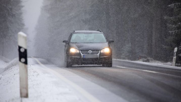 ID 247 Ein markanter Wettersturz bringt den Winter bis ins Tiefland zurück. Eine markante Kaltfront ließ die Temperaturen bis ins Tiefland auf 0 C fallen. Damit verbunden sind intensive Schneefälle. In Geyer fielen innerhalb kurzer Zeit mehrere Zentimeter Neuschnee. Die Straßen wurden gefährlich glatt. Wer jetzt schon die Sommerreifen auf seinem Fahrzeug gezogen hat, sollte es lieber stehen lassen. Auch auf der A 72 bei Stollberg herrscht dichtes Schneetreiben mit geringer Sicht. Auch hier müssen die Autofahrer ihre Geschwindigkeit anpassen. Und es kommt morgen noch dicker. Selbst im Flachland ist eine geschlossene Schneedecke möglich. Geyer Sachsen Deutschland *** ID 247 A striking weather fall brings the winter back to the lowla
