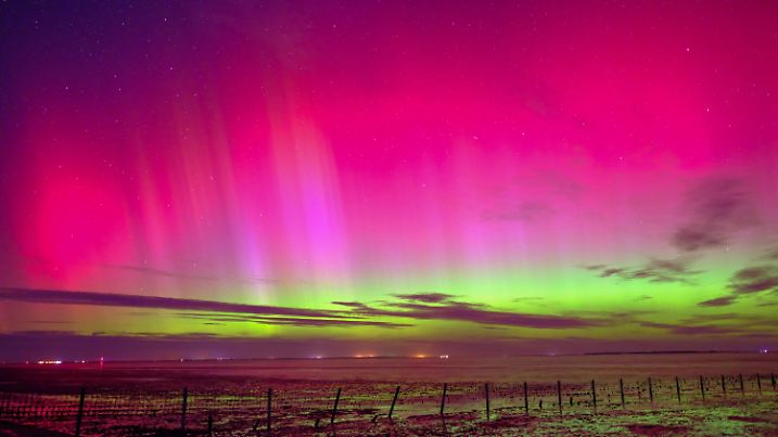 ARCHIV - 25.09.2023, Niedersachsen, Schillig: Polarlichter sind am Himmel über Schillig (Kreis Friesland) zu sehen. Durch einen Sonnensturm könnten auch über Deutschland in der Nacht zum Sonntag Polarlichter zu sehen sein. (zu dpa «Polarlichter in der Nacht zum Sonntag möglich») Foto: Markus Hibbeler/dpa +++ dpa-Bildfunk +++