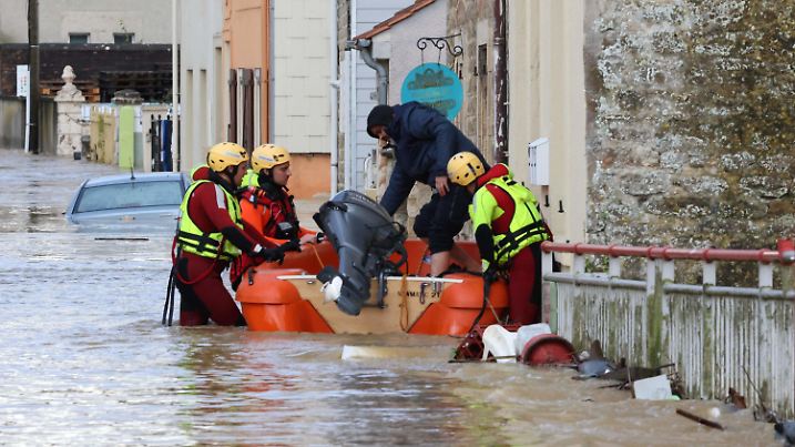 07.11.2023, Frankreich, Boulogne-Sur-Mer: Französische Feuerwehrleute helfen einem Anwohner auf einer überschwemmten Straße, aus dessen Haus in ein Rettungsboot zu steigen. Nach heftigen Niederschlägen in der Nacht kam es entlang der Flussläufe Aa und Liane in Nordfrankreich zu Überflutungen, bei denen mehrere Menschen verletzt wurden. (zu dpa Sieben Verletzte bei Hochwasser in Nordfrankreich) Foto: Denis Charlet/AFP/dpa +++ dpa-Bildfunk +++