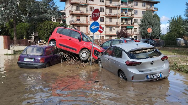 04.11.2023, Italien, Campi Bisenzio: Von den Wassermassen eines Unwetters übereinandergetürmt liegen Autos in den immer noch überfluteten Straßen. Nach den heftigen Unwettern in Teilen Italiens räumen die Menschen auf. Foto: Adriano Conte/LaPresse via ZUMA Press/dpa +++ dpa-Bildfunk +++