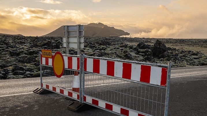 November 10, 2023, Grindavik, Iceland: The access road to Blue Lagoon has been closed to avoid incidents in the area in the event of a possible volcanic eruption. Iceland is preparing for another volcanic eruption on the Reykjanes peninsula. After more than 1400 earthquakes during the last 48 hours in the Grindavik area, experts warn of a very likely volcanic eruption in the coming days. In 2021, 2022 and 2023, successive volcanic eruptions have occurred near the Grindavik area, populated with some 3200 people. For the time being, the well-known Blue Lagoon thermal spa has closed its doors due to the great risk that a volcanic fissure could open up in the same area. (Credit Image: © Raul Moreno/SOPA Images via ZUMA Press Wire) / action press