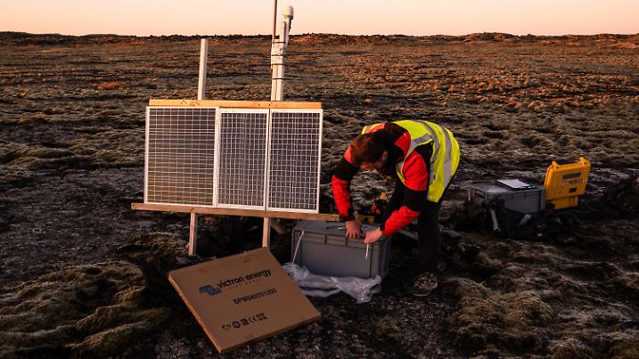 ARCHIV - 09.11.2023, Island, Grindavik: Der seismische Geologe Tom Winder arbeitet bei Grindavik, während ein Geologenteam der Universität von Island zahlreiche Seismographen installiert hat. Die Lage auf der von einem Vulkanausbruch bedrohten isländischen Halbinsel Reykjanes hat sich in der Nacht zu Montag etwas beruhigt. Seit Mitternacht habe es etwa 300 Erdbeben gegeben, die alle eine geringere Stärke als 3,0 gehabt hätten, meldete der Sender RUV. Zuvor waren die Erdstöße häufiger und stärker gewesen. Foto: Raul Moreno/SOPA Images via ZUMA Press Wire/dpa +++ dpa-Bildfunk +++