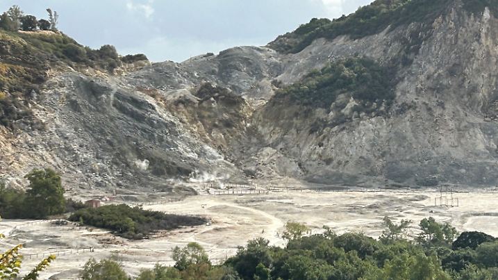 03.11.2023, Italien, Pozzuoli: Das Vulkanfeld Solfatara in der Kleinstadt Pozzuoli im Westen der italienischen Millionenmetropole Neapel.Das Gebiet gehört zum Supervulkan Campi Flegrei, wo Experten nach einer Serie von Erdbeben Schlimmeres befürchten. (Zu dpa: «Die Angst spielt mit - Neapel in Sorge vor Supervulkan») Foto: Christoph Sator/dpa +++ dpa-Bildfunk +++