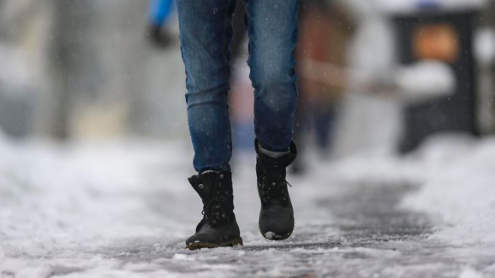 Schnee wird geschoben Jemand geht auf einem geräumten Bürgersteig durch den gefallenen Schnee, Remscheid Lennep Nordrhein-Westfalen Deutschland *** Snow is pushed Someone walks on a cleared sidewalk through the fallen snow, Remscheid Lennep North Rhine Westphalia Germany Copyright: xChristopherxNeundorfx