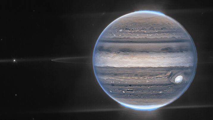 ARCHIV - 27.07.2022, ---: Dieses von der NASA zur Verfügung gestellte Foto zeigt ein Falschfarbenkompositbild des Jupiter, das vom James Webb Space Teleskop aufgenommen wurde. Die Ringe des Planeten und einige seiner kleinen Satelliten sind zusammen mit Galaxien im Hintergrund zu sehen. Mit Einbruch der nun früh einsetzenden Dunkelheit zieht Jupiter hoch am Osthimmel die Blicke auf sich. Der König der Planeten leuchtet in einem weißlichen Licht und ist im Dezember abgesehen vom Mond das hellste Gestirn am Nachthimmel. (zu dpa-Korr: «Sonne, Mond und Sterne im Dezember 2023 - Jupiter erstrahlt») Foto: NASA/ESA/CSA/Jupiter ERS Team/image processing by Ricardo Hueso (UPV/EHU) and Judy Schmidt/AP/dpa - ACHTUNG: Nur zur redaktionellen Verwendung und nur mit vollständiger Nennung des vorstehenden Credits +++ dpa-Bildfunk +++