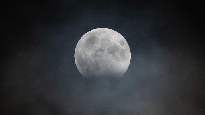 28.10.2023, Berlin: Am Himmel ist eine partielle Mondfinsternis zu sehen. Eine Mondfinsternis tritt auf wenn der Erdschatten im Weltraum den Vollmond streift. Foto: Christophe Gateau/dpa +++ dpa-Bildfunk +++