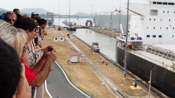 Vom Aussichtspunkt des Besucherzentrums Miraflores beobachten Touristen die Schiffe, die durch den Panamakanal fahren - die berühmte Passage ist aber längst nicht die einzige Attraktion in dem mittelamerikanischen Land. Foto: Marcus Teply