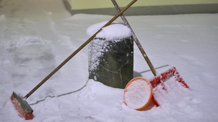 19.01.2023, Wuppertal, Wintereinbruch in Wuppertal und Umgebung, Heftige Schneefälle und Glatteis in der Nacht zum Donnerstag haben für starkes Chaos auf den Straßen in NRW gesorgt. Der Winterdienst ist im Dauereinsatz um die Straßen und Wege vom Schnee frei zu bekommen. Die Räumung und Streuung bei Schnee und Eisglätte durch den Winterdienst erfolgt zum Teil zu Spät, mehrere Busse, Bahnen und LKW blieben stecken und konnten nicht weiterfahren. Es kam zu beeinträchtigungen des Bahnverkehrs und des öffentlichen Regionalverkehrs. Schneeschaufel, Feger und Streusalz stehen an einem Gehweg. Es besteht Räumpflicht der Gehwege. Nordrhein-Westfalen Deutschland *** 19 01 2023, Wuppertal, Winter onset in Wuppertal and surrounding area, Hea