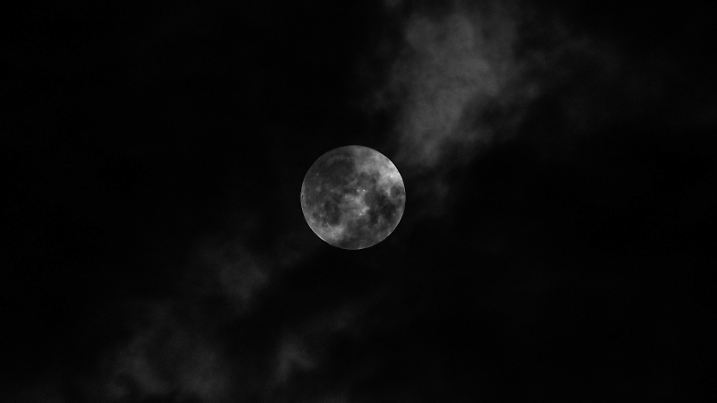 Vollmond hinter Wolken 20.09.21, Hamburg, Himmel übern Spadenland *** Full moon behind clouds 20 09 21, Hamburg, sky over Spadenland