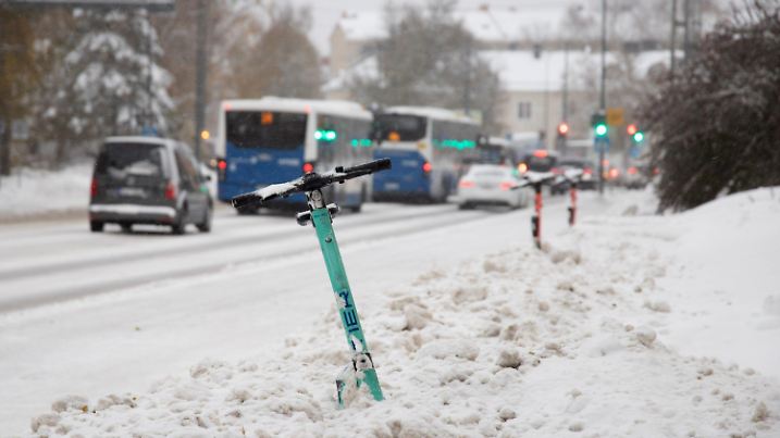 01.11.2023, Finnland, Tampere: Es hat geschneit und Schnee liegt in den Straßen von Tampere im Süden Finnlands und behindert den Verkehr. Dabei stehen E-Scooter tief im Schnee. Foto: Eelis Berglund/Lehtikuva/dpa +++ dpa-Bildfunk +++