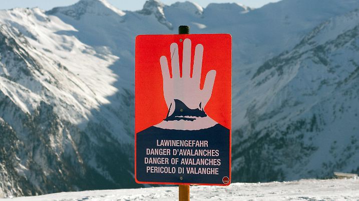 ARCHIV - 12.01.2009, Österreich, Wildkogel: Ein Schild warnt im Skigebiet auf dem Wildkogel in den Alpen vor Lawinengefahr. Bei einem Lawinenabgang in Österreich sind am Sonntagnachmittag nach ersten Erkenntnissen etwa zehn Wintersportler verschüttet worden. Ein Mensch sei inzwischen verletzt geborgen worden, teilte die Polizei mit. (Illustration zu dpa "Zehn Verschüttete unter Lawine in Österreich vermutet") Foto: Frank Rumpenhorst/dpa +++ dpa-Bildfunk +++