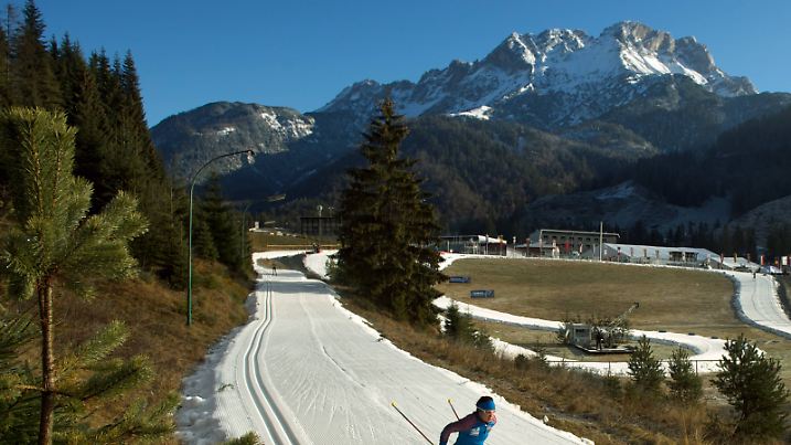 Biathlon Weltcup 10.12.2015 Hochfilzen AUT IBU Weltcup FEATURE SCHNEEMANGEL LOIPE TOTALE TRAINING
Biathlon World Cup 10 12 2015 Hochfilzen AUT IBU World Cup Feature Snow shortage Trail long shot Training