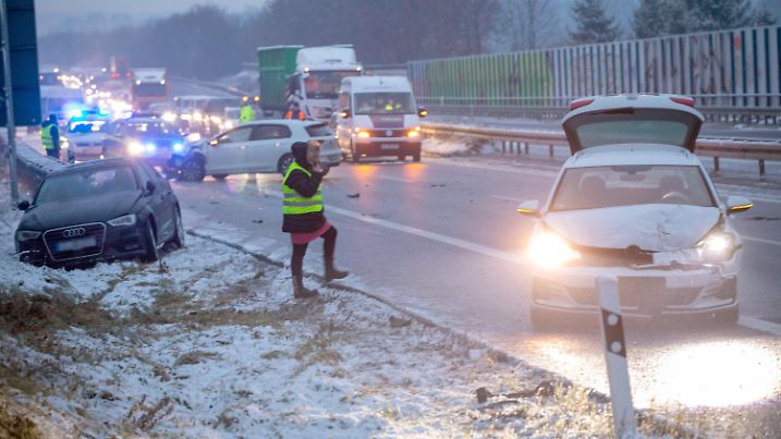 27.12.2021, Sachsen, Berthelsdorf: Insgesamt vier Fahrzeuge sind auf der B93 in Fahrtrichtung Autobahn auf einer Brücke in einen Glatteisunfall verwickelt. Regen und Minusgrade verwandelten die Schnellstraße in eine Eispiste. Die Fahrzeuge krachten von der eisglatten Fahrbahn in die Leitplanke oder landeten im Straßengraben. Foto: Bernd März/B&S/dpa - ACHTUNG: Kennzeichen eines Unfallfahrzeugs wurde gepixelt. +++ dpa-Bildfunk +++