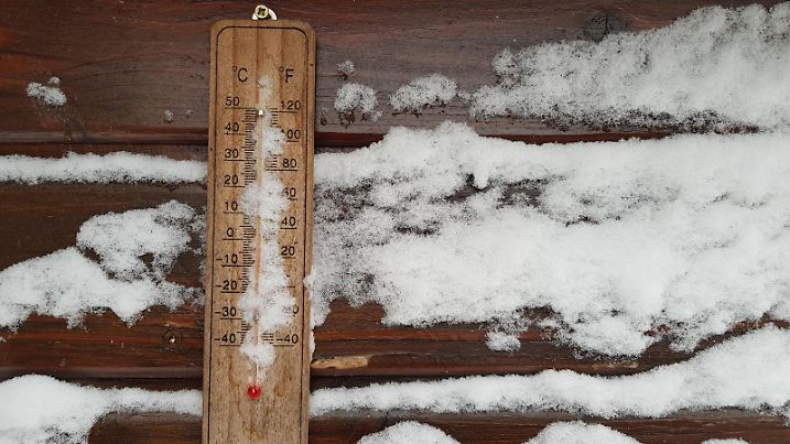 Ein verschneites Thermometer zeigt eine Temperatur von 1,5 Grad Celsius an. Nachdem im März bereits Temperaturen von bis zu 20 Grad Celsius gemessen wurden, hat es am 1. und 2. April in Deutschland nochmals großflächig geschneit. Man spricht daher von sog. Aprilwetter. Auch in den kommenden Tagen soll es zu Niederschlägen, dann aber meist in Form von Regen kommen.